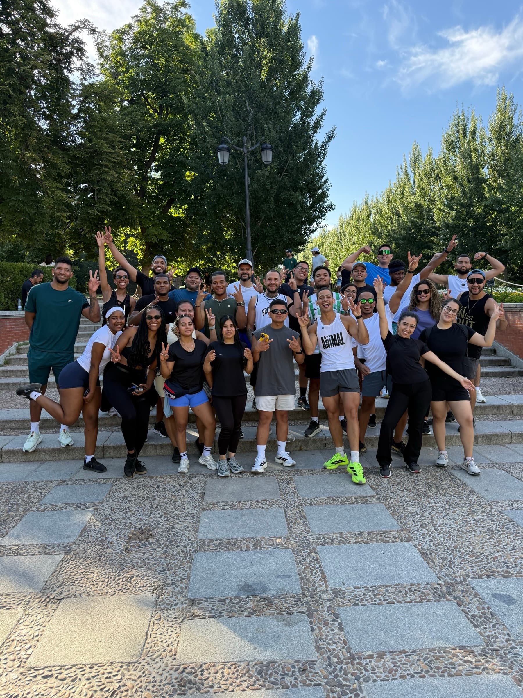 Comunidad de WE Run Club celebrando en Madrid