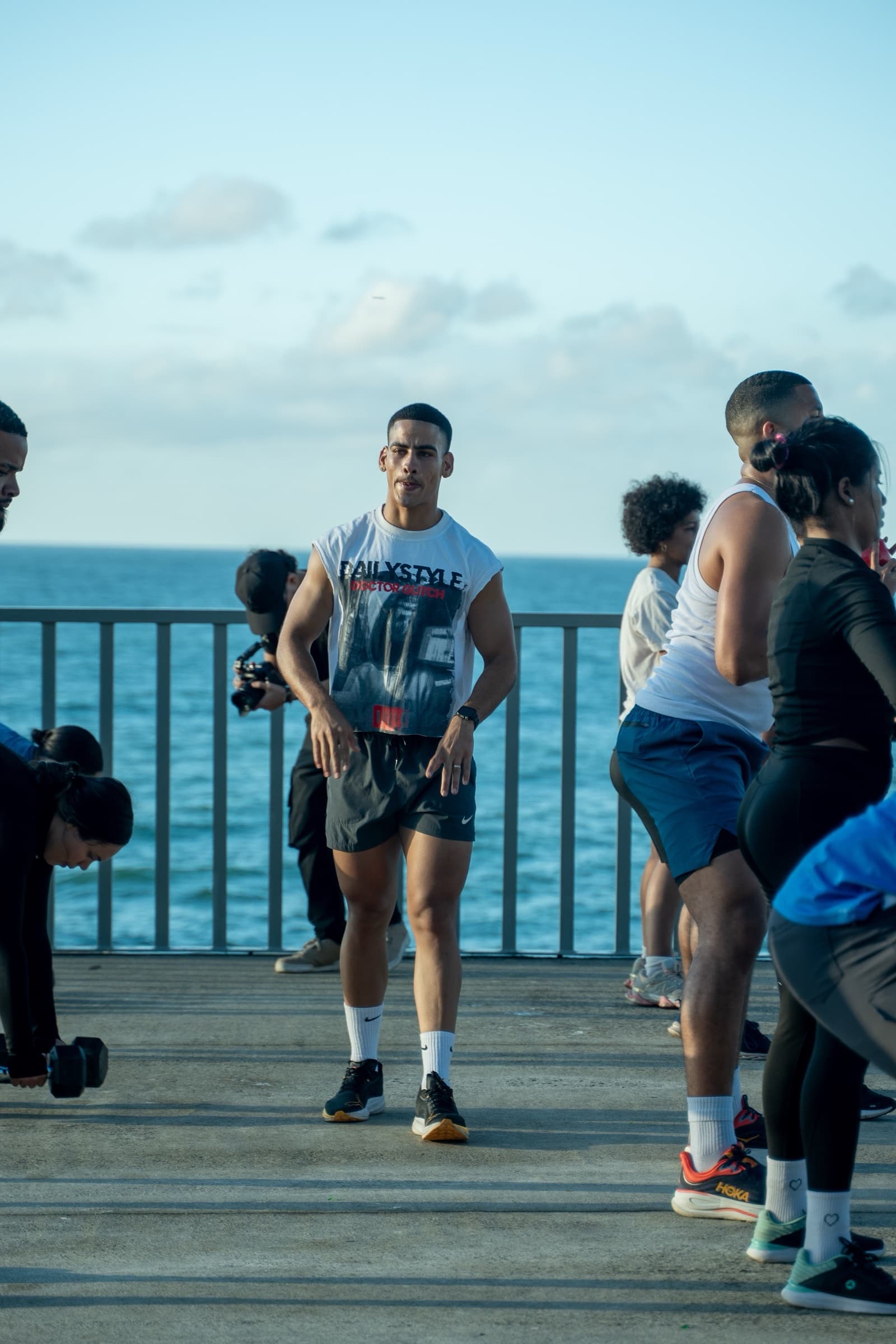 Entrenamiento en grupo en el malecón junto al mar
